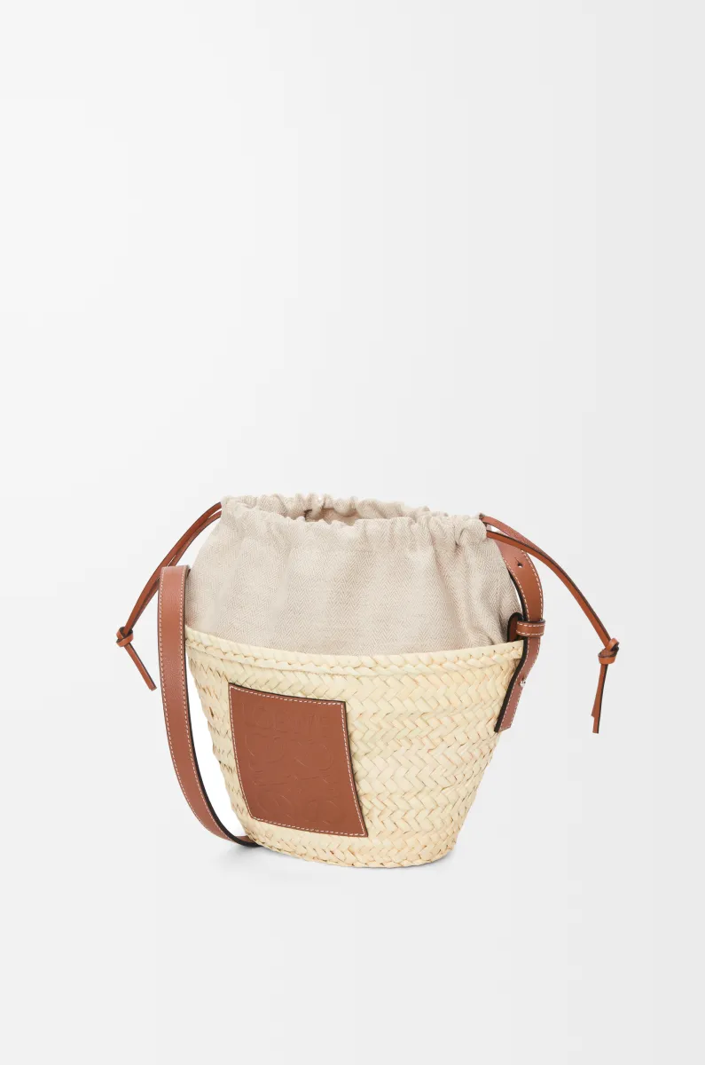 棕榈叶和牛皮革抽绳水桶包