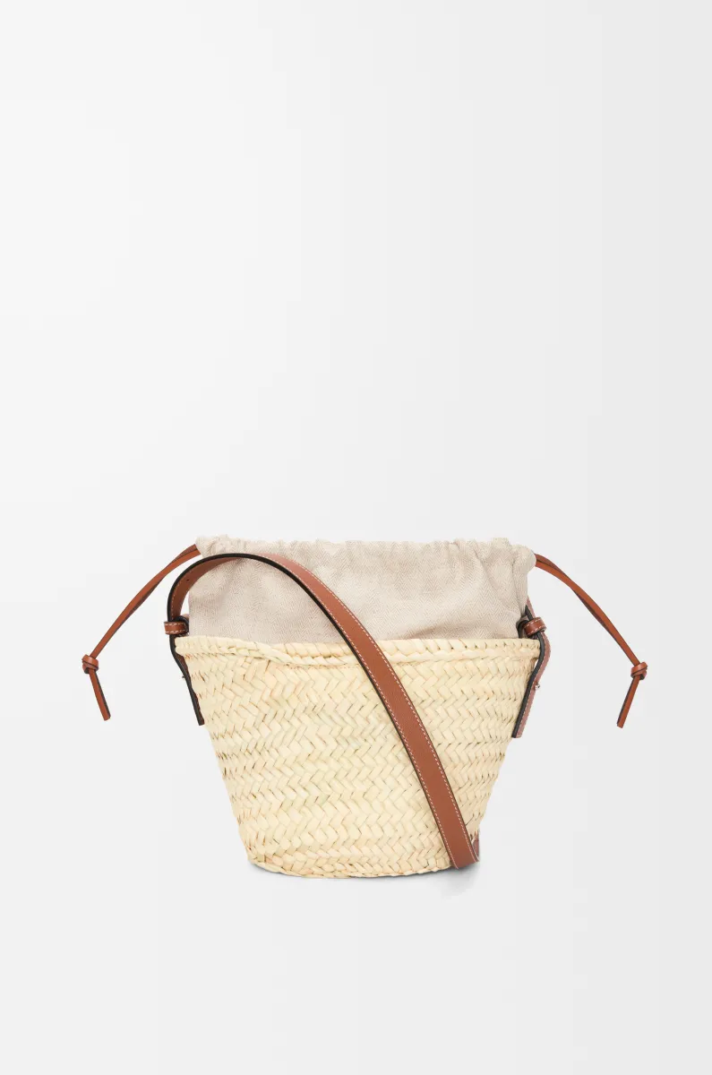 棕榈叶和牛皮革抽绳水桶包