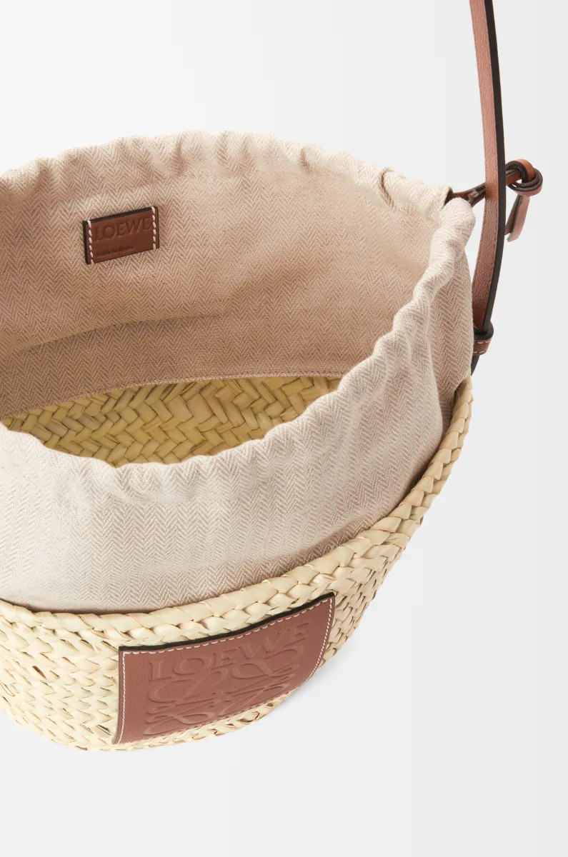 棕榈叶和牛皮革抽绳水桶包