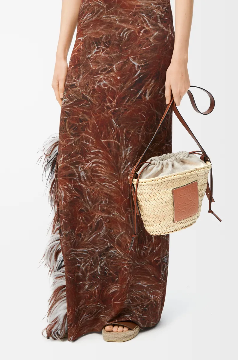 棕榈叶和牛皮革抽绳水桶包