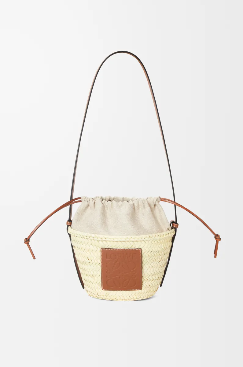 棕榈叶和牛皮革抽绳水桶包