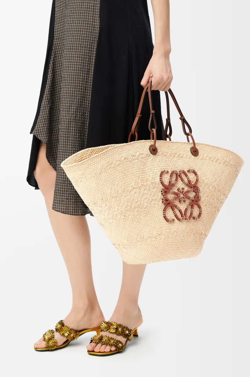 大号伊拉卡棕榈纤维和牛皮革 Anagram Basket 手袋