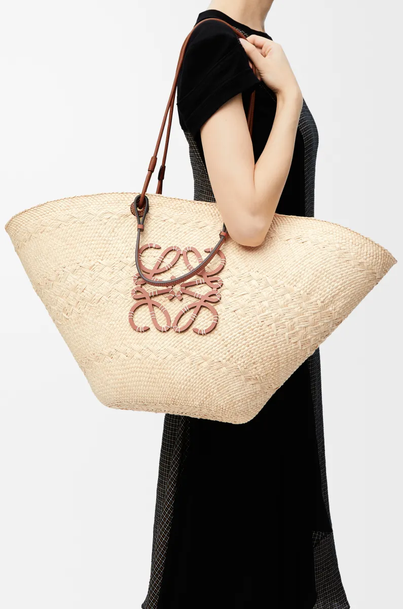 大号伊拉卡棕榈纤维和牛皮革 Anagram Basket 手袋