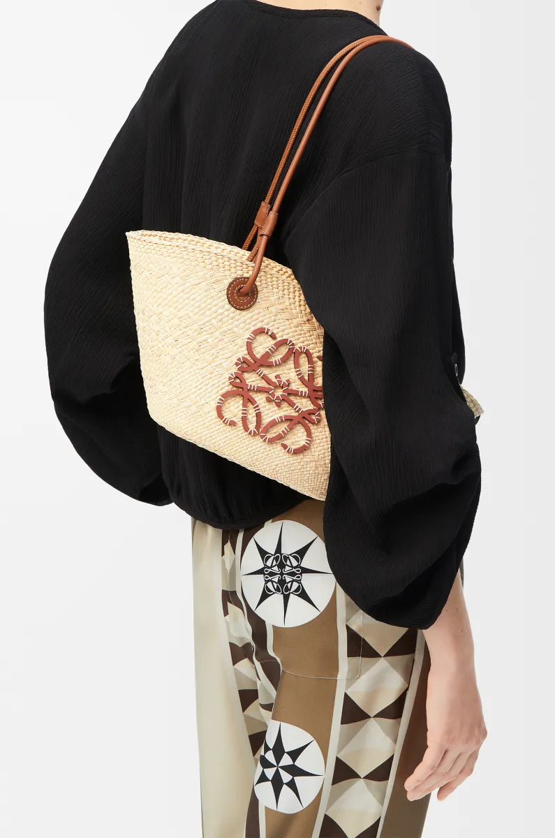 小号伊拉卡棕榈纤维和牛皮革 Anagram Basket 手袋