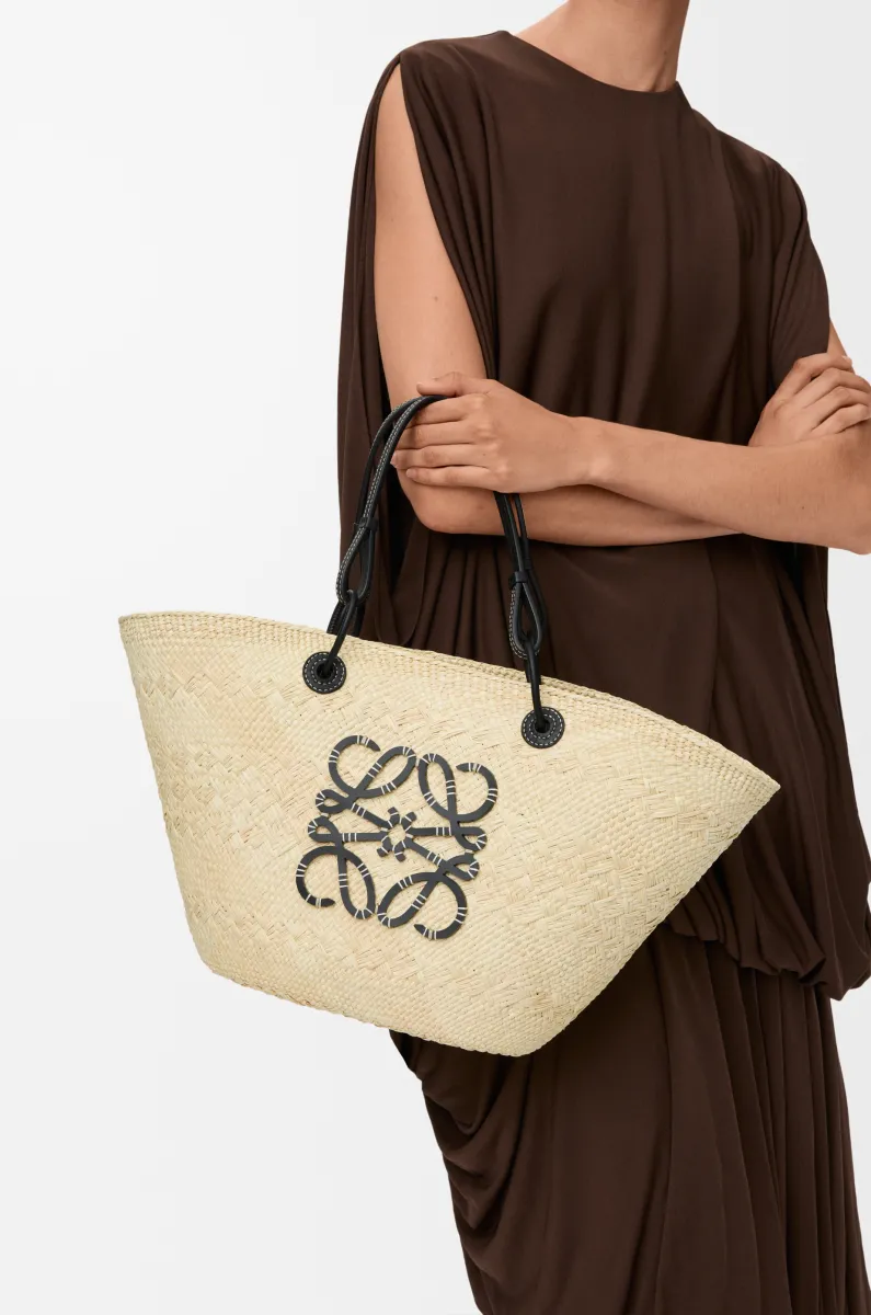 中号伊拉卡棕榈纤维和牛皮革 Anagram Basket 手袋