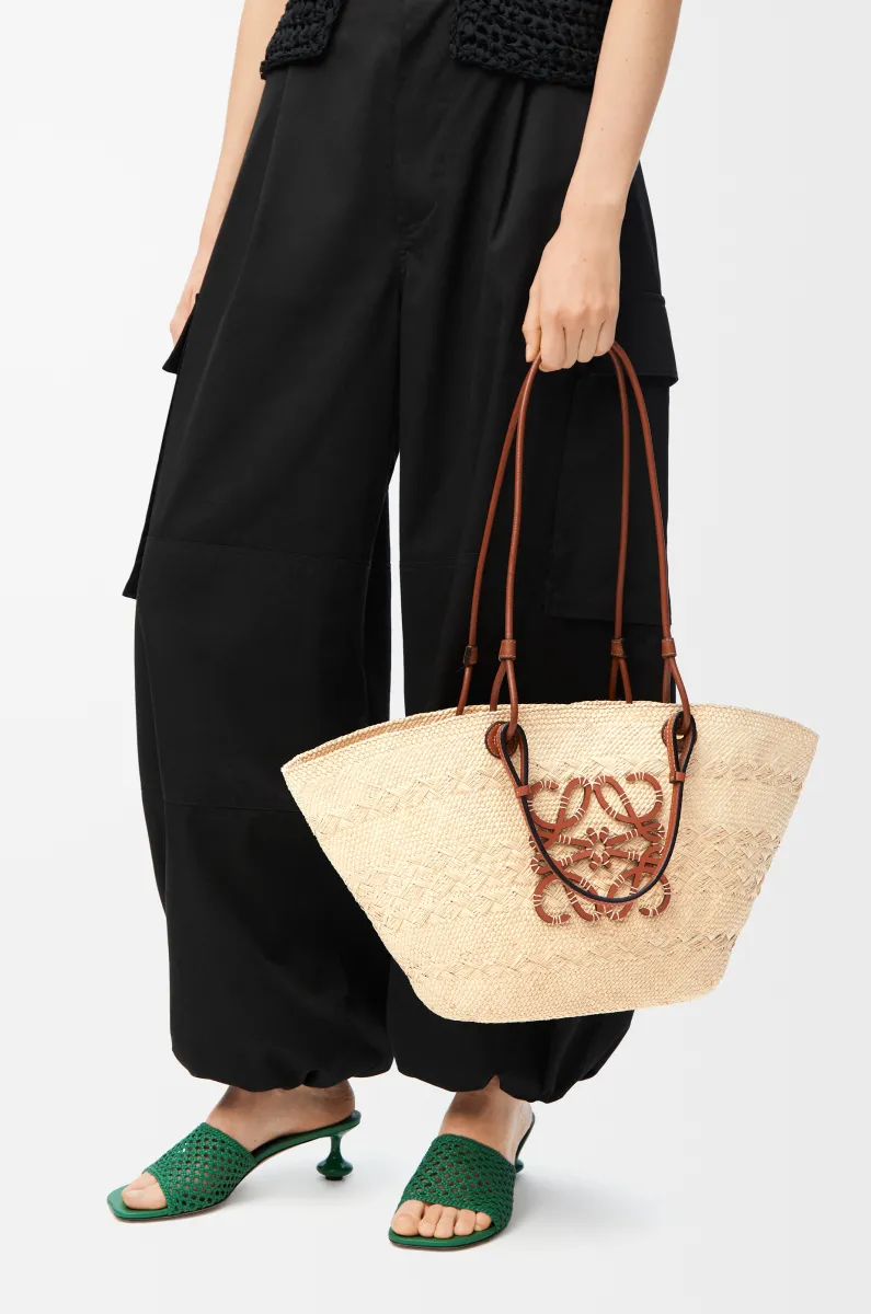 中号伊拉卡棕榈纤维和牛皮革 Anagram Basket 手袋