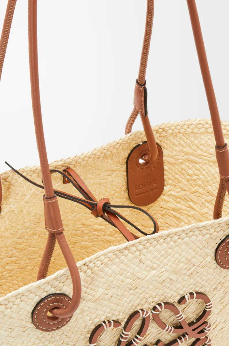 中号伊拉卡棕榈纤维和牛皮革 Anagram Basket 手袋