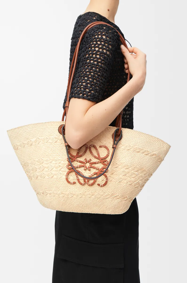 中号伊拉卡棕榈纤维和牛皮革 Anagram Basket 手袋