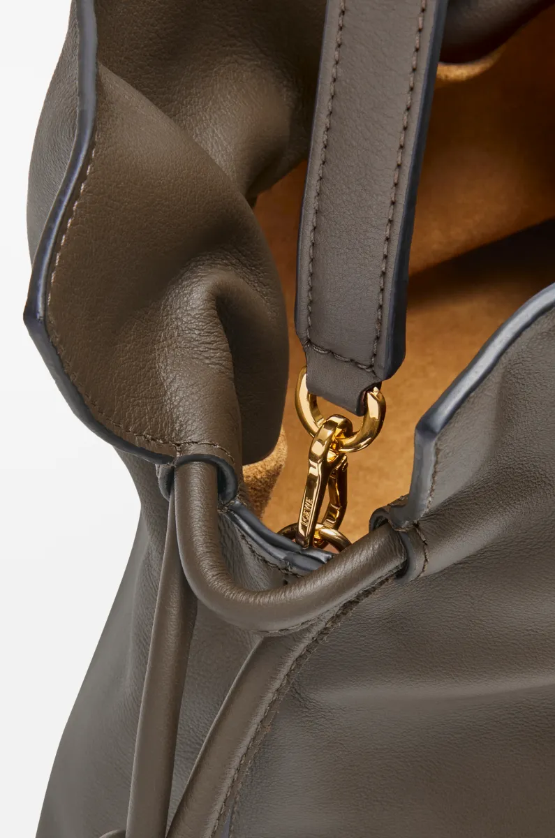 中号纳帕牛皮革 Flamenco 手拿包