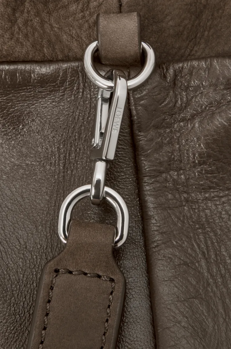 中号粒面牛巴革 Flamenco 手拿包