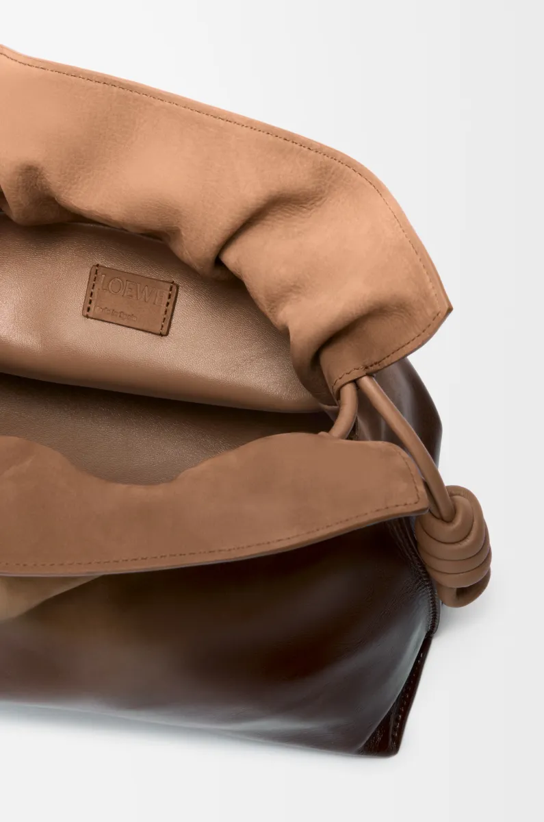 中号渐变漆面牛巴革 Flamenco 手拿包