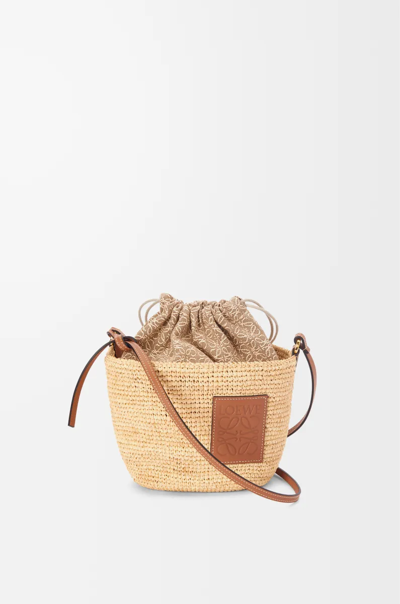 拉菲草和牛皮革 Pochette 手袋