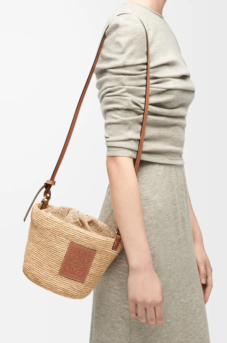 拉菲草和牛皮革 Pochette 手袋