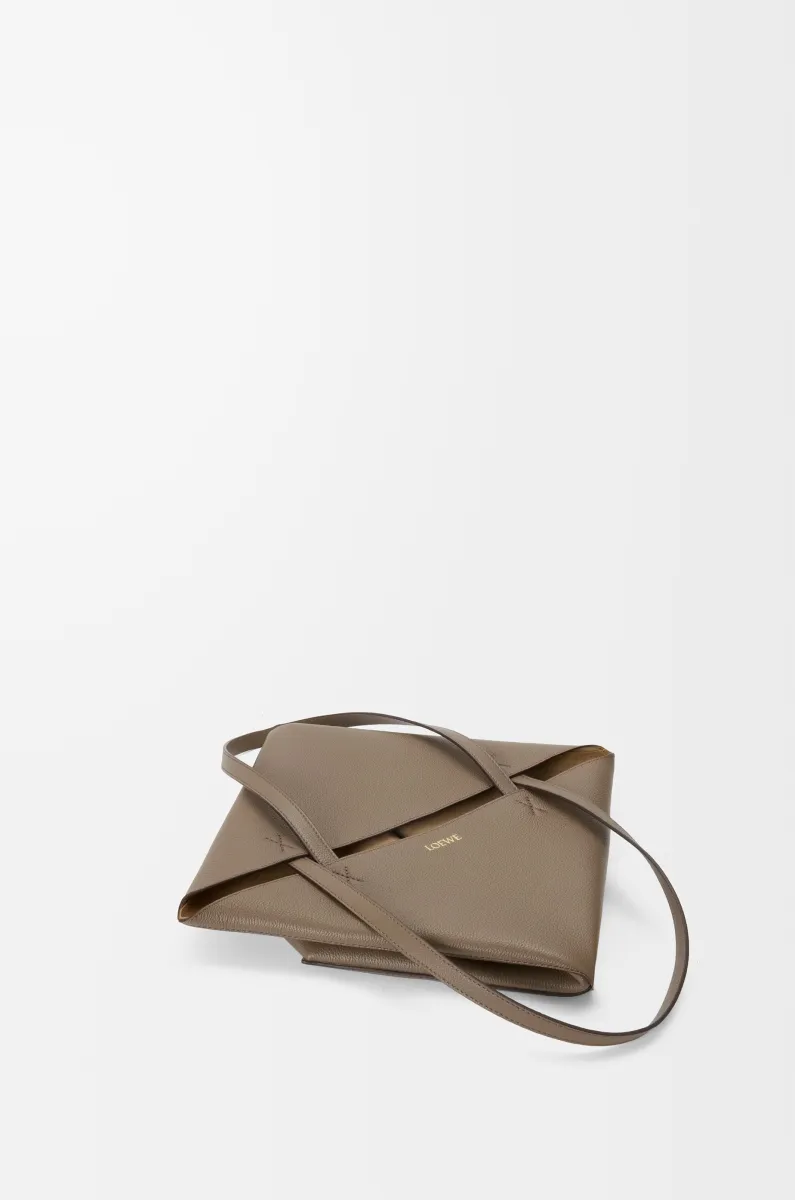 中号柔软粒面牛皮革 Puzzle Fold 手袋