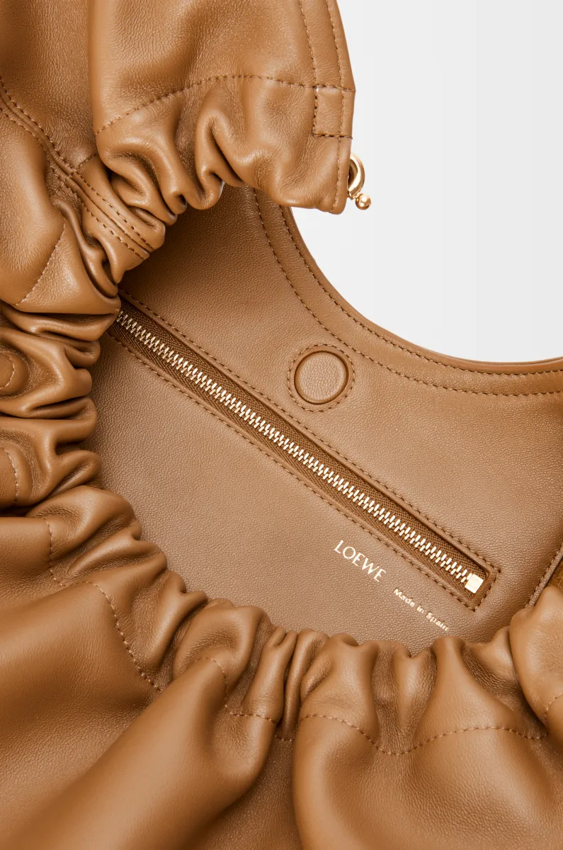 中号柔软纳帕羊皮革 Squeeze 手袋