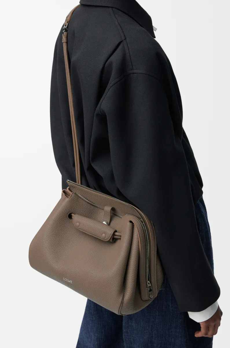 中号柔软粒面牛皮革 Madrid 手袋