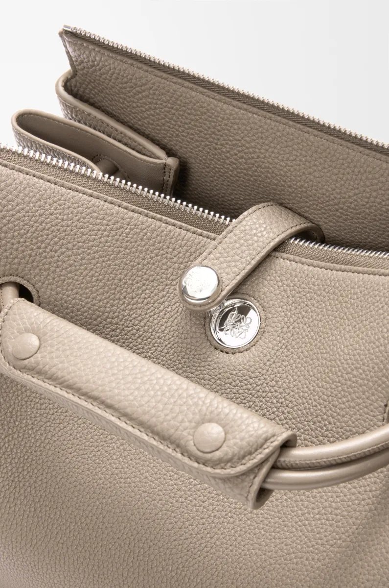 中号柔软粒面牛皮革 Madrid 手袋