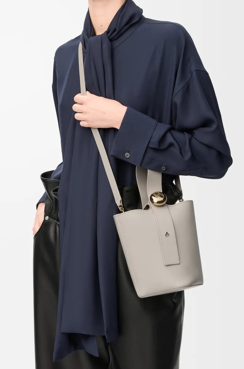 迷你光滑牛皮革 Pebble Bucket 水桶手袋