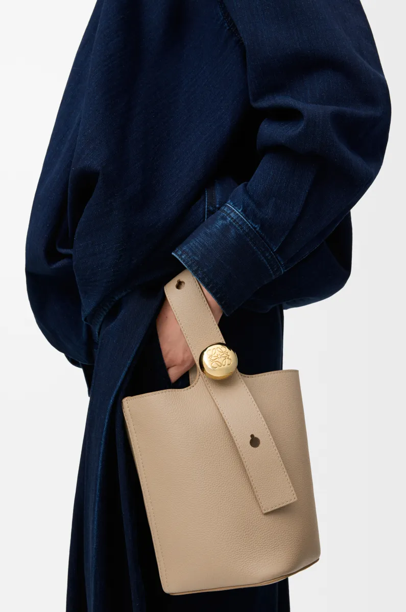 迷你柔软粒面牛皮革 Pebble Bucket 水桶手袋