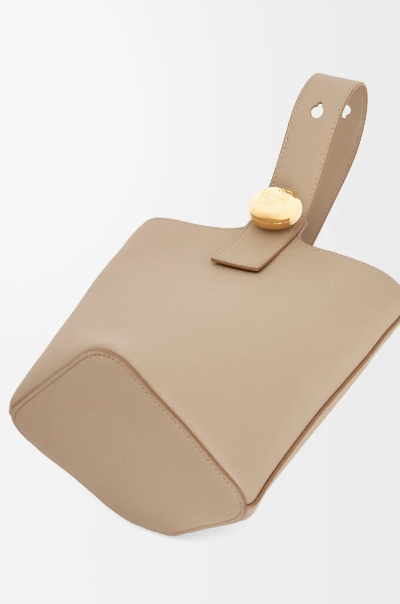 迷你柔软粒面牛皮革 Pebble Bucket 水桶手袋