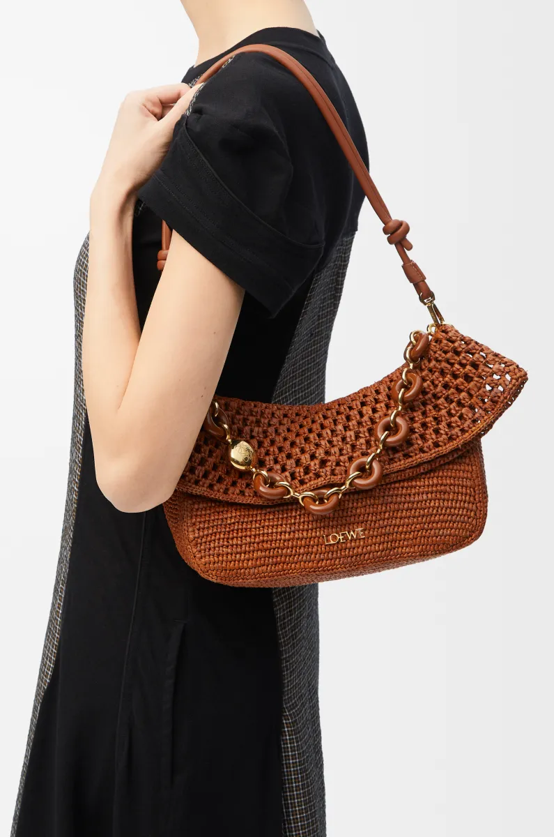 中号拉菲草和牛皮革 Ola 手袋