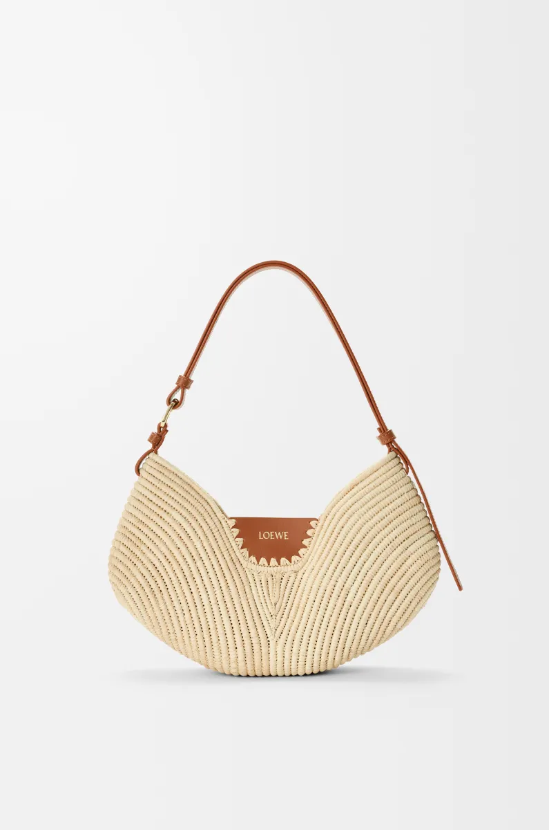 中号拉菲草和牛皮革 Loewe Swing 手袋