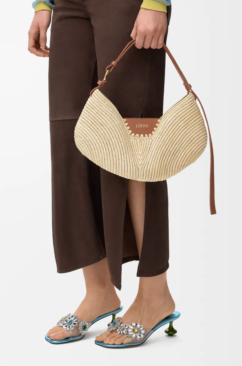 中号拉菲草和牛皮革 Loewe Swing 手袋