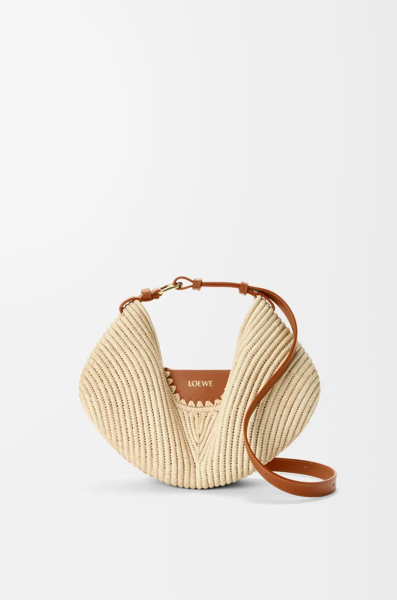 中号拉菲草和牛皮革 Loewe Swing 手袋