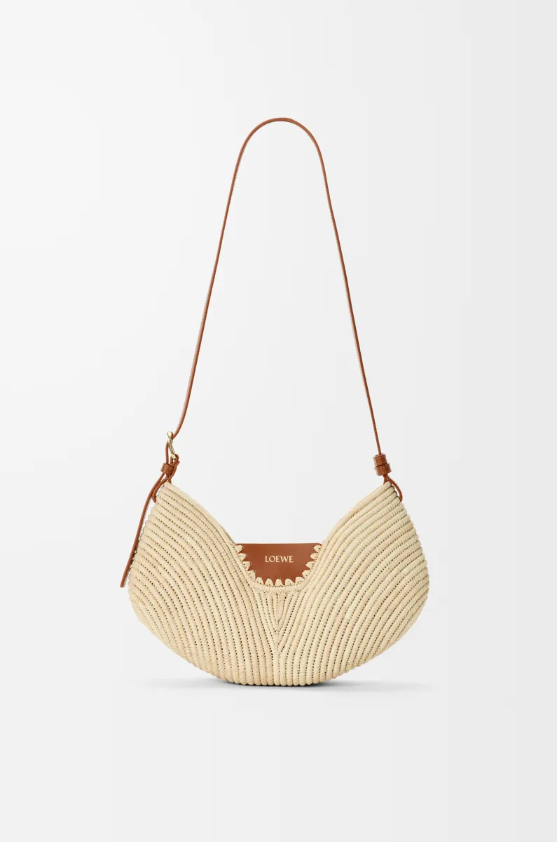 中号拉菲草和牛皮革 Loewe Swing 手袋