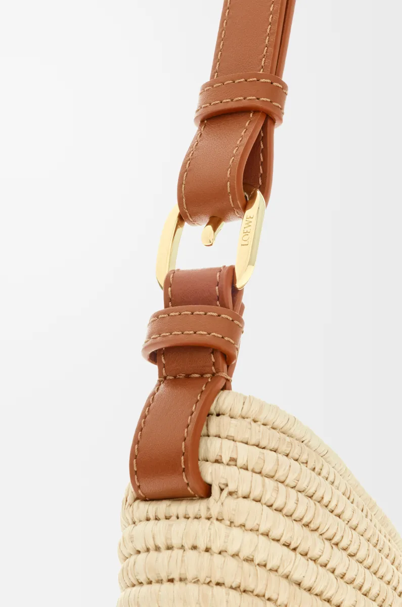 中号拉菲草和牛皮革 Loewe Swing 手袋