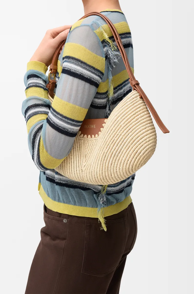 中号拉菲草和牛皮革 Loewe Swing 手袋