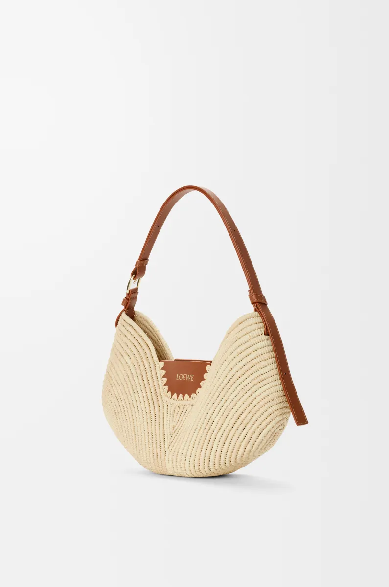 中号拉菲草和牛皮革 Loewe Swing 手袋