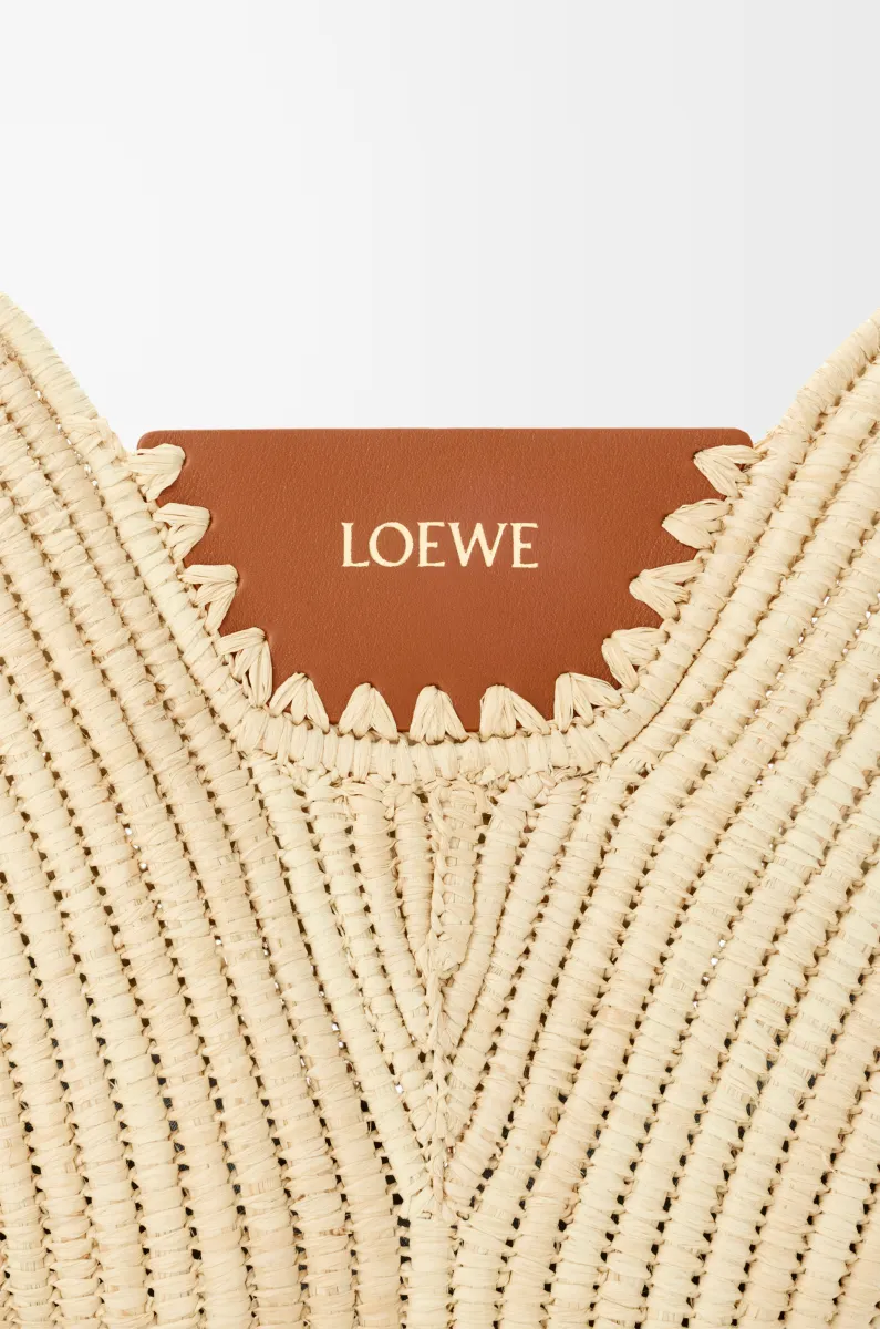 中号拉菲草和牛皮革 Loewe Swing 手袋