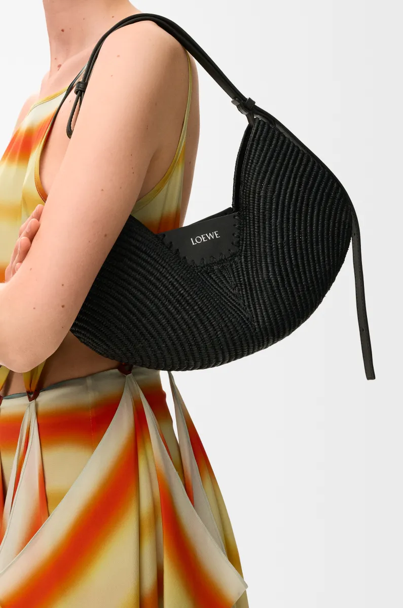 中号拉菲草和牛皮革 Loewe Swing 手袋