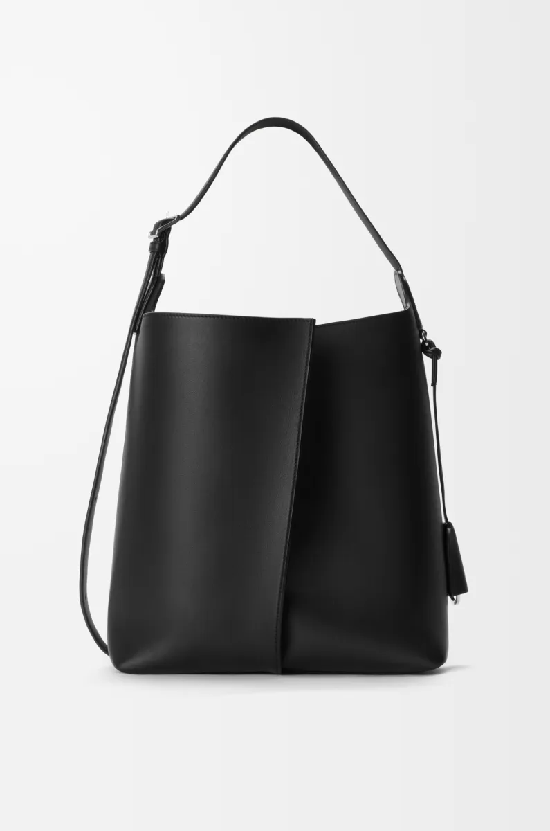 Large Bilbao bucket in smooth calfskin