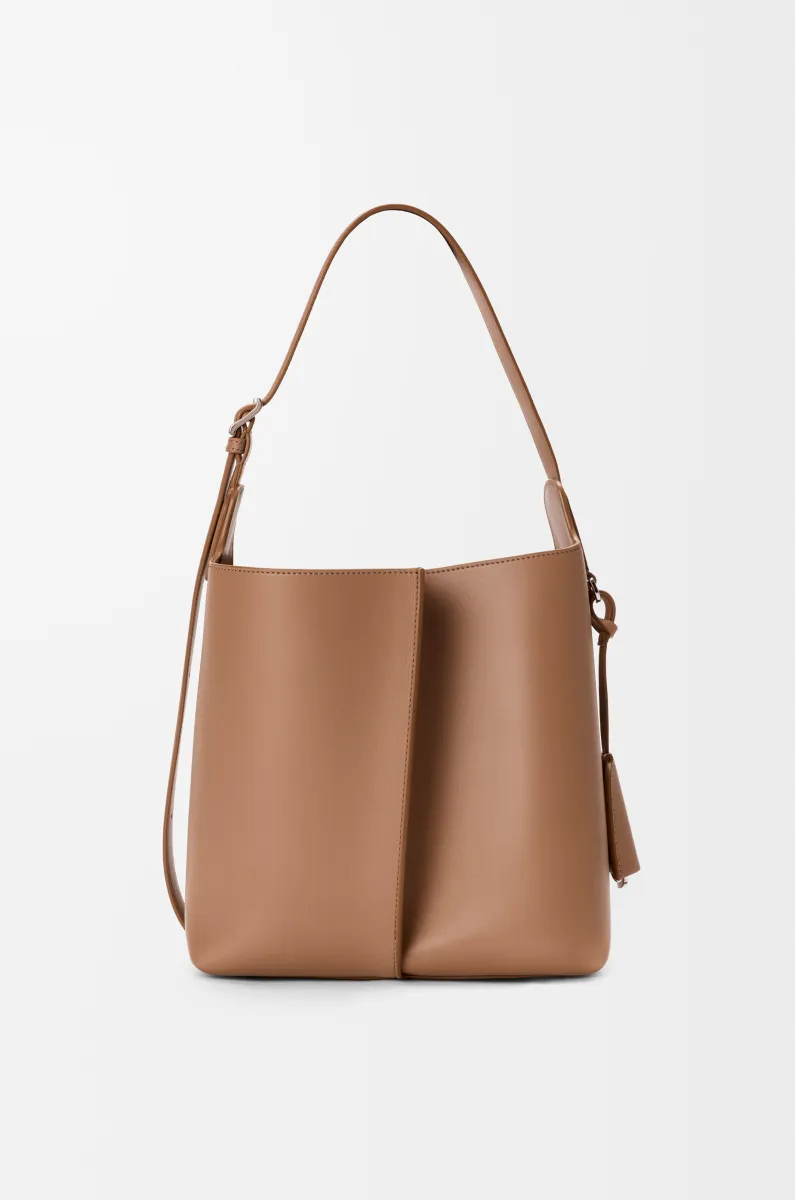 中号光滑牛皮革 Bilbao 水桶手袋