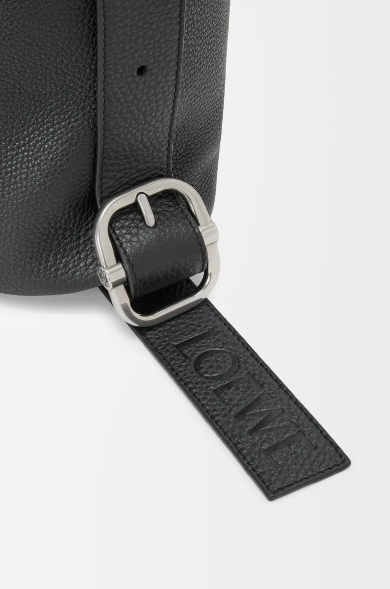 柔软粒面牛皮革 Loop 水桶手袋