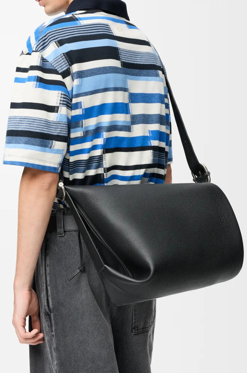 柔软粒面牛皮革 Loop 水桶手袋