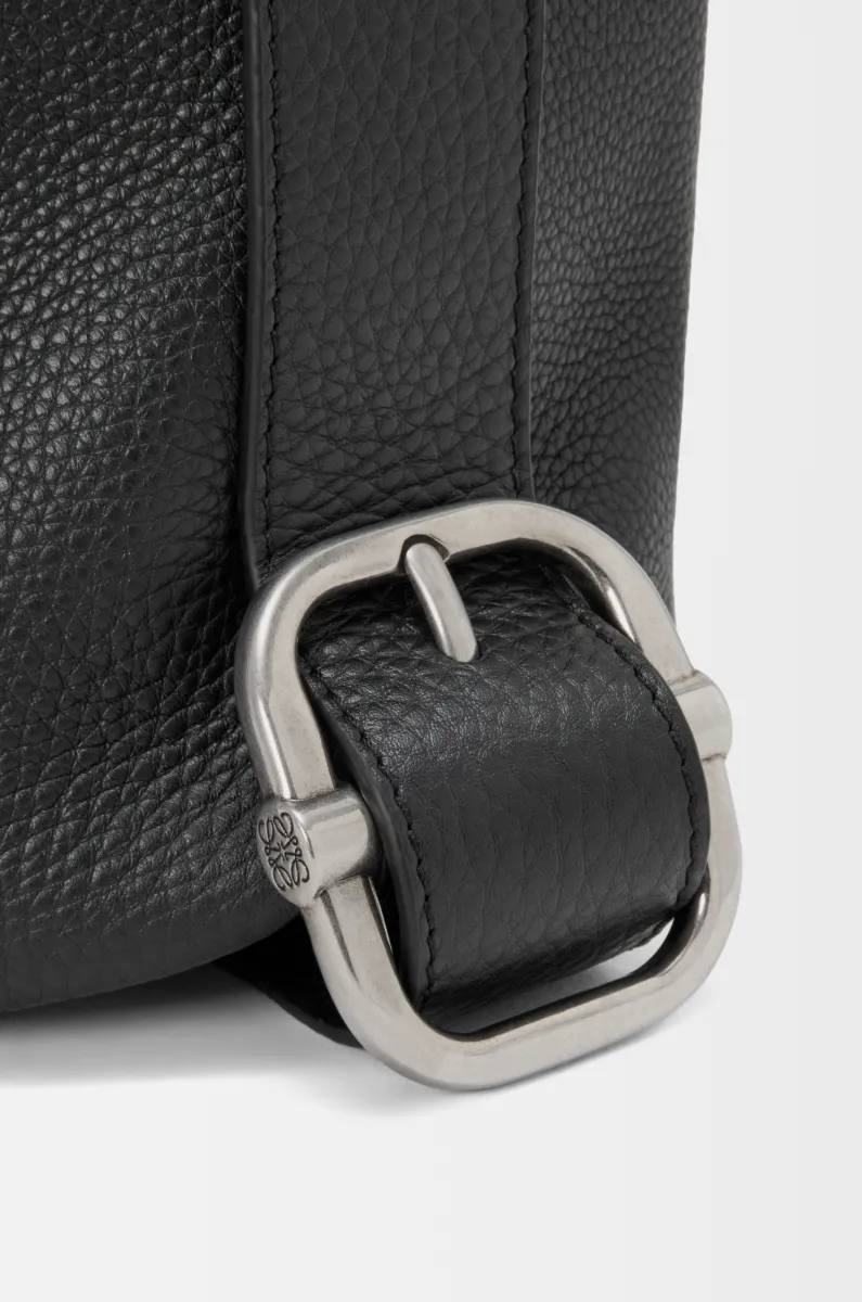 柔软粒面牛皮革 Loop 水桶手袋