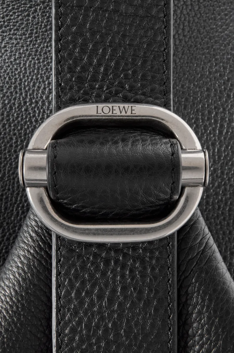 柔软粒面牛皮革 Loop 水桶手袋