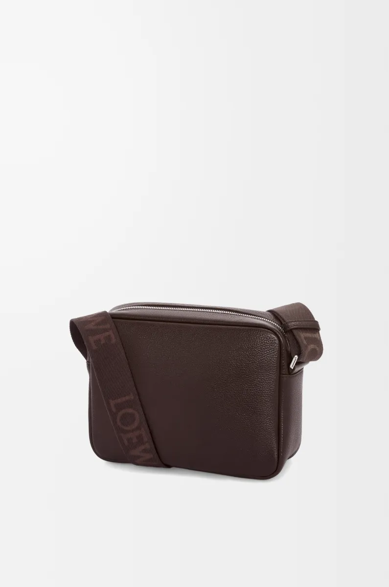 中号柔软粒面牛皮革 Pebble 邮差包