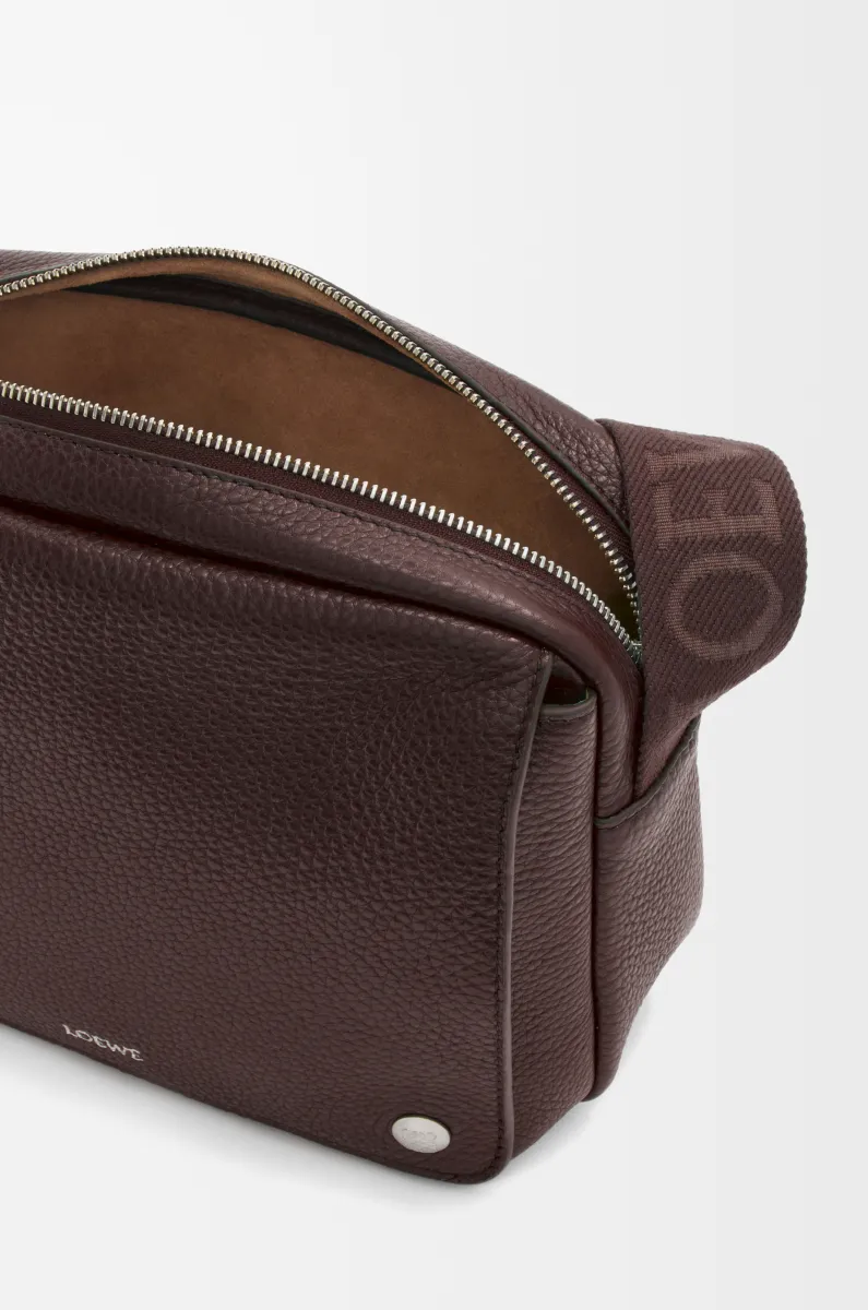 中号柔软粒面牛皮革 Pebble 邮差包