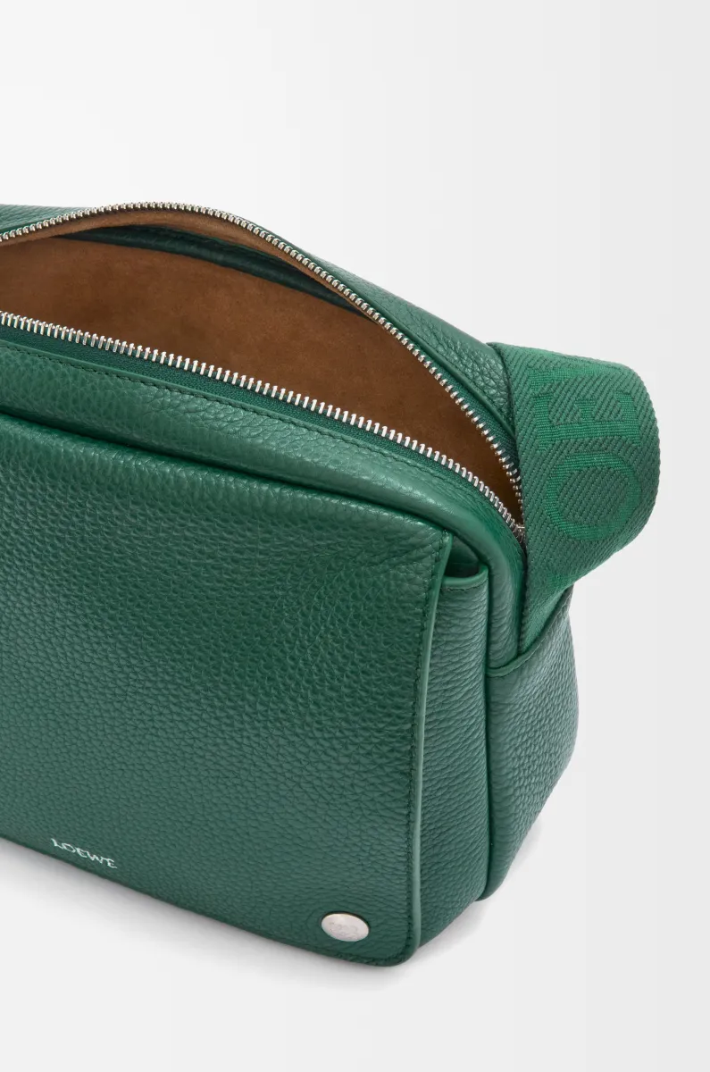 中号柔软粒面牛皮革 Pebble 邮差包