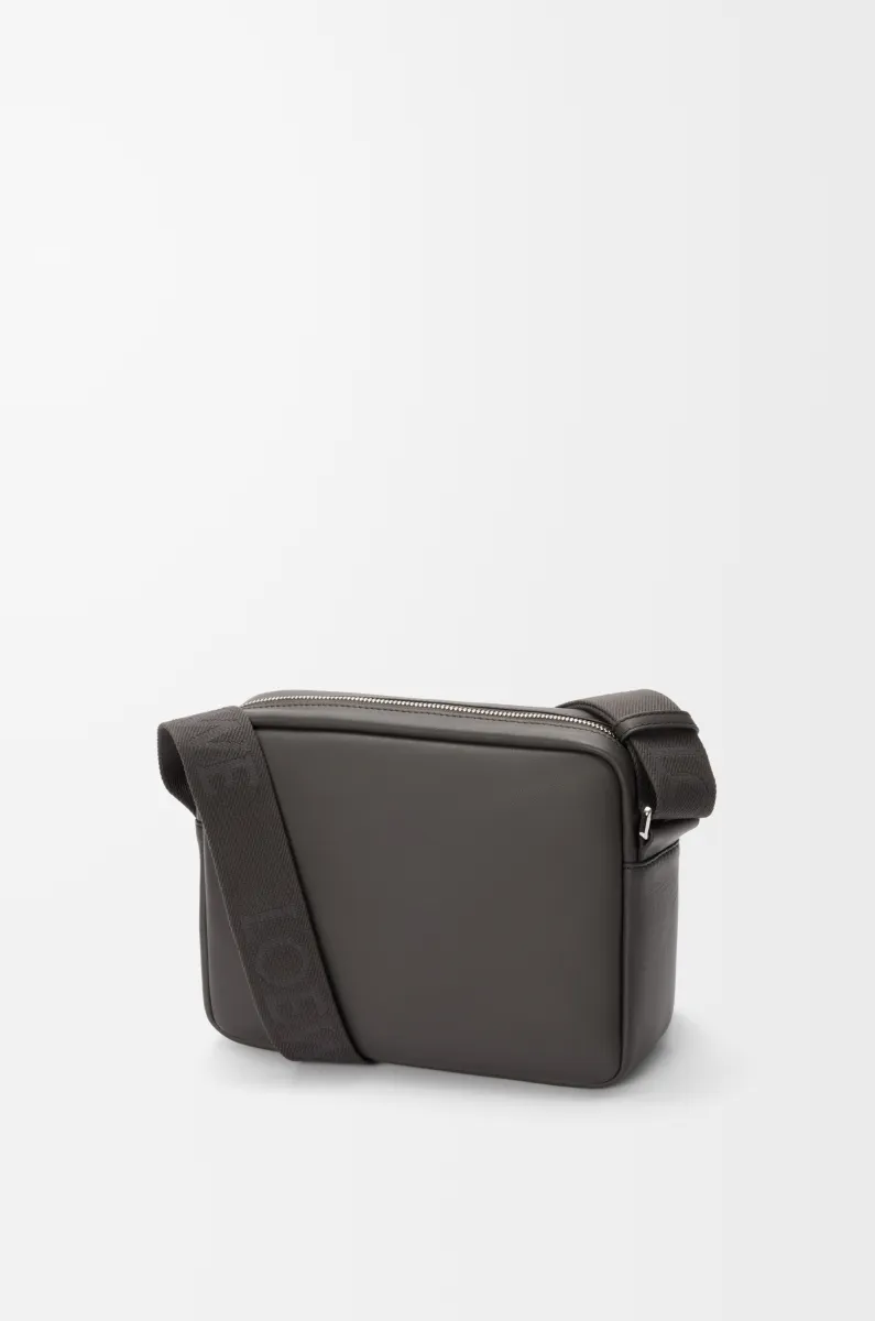 中号光滑牛皮革 Pebble 邮差包