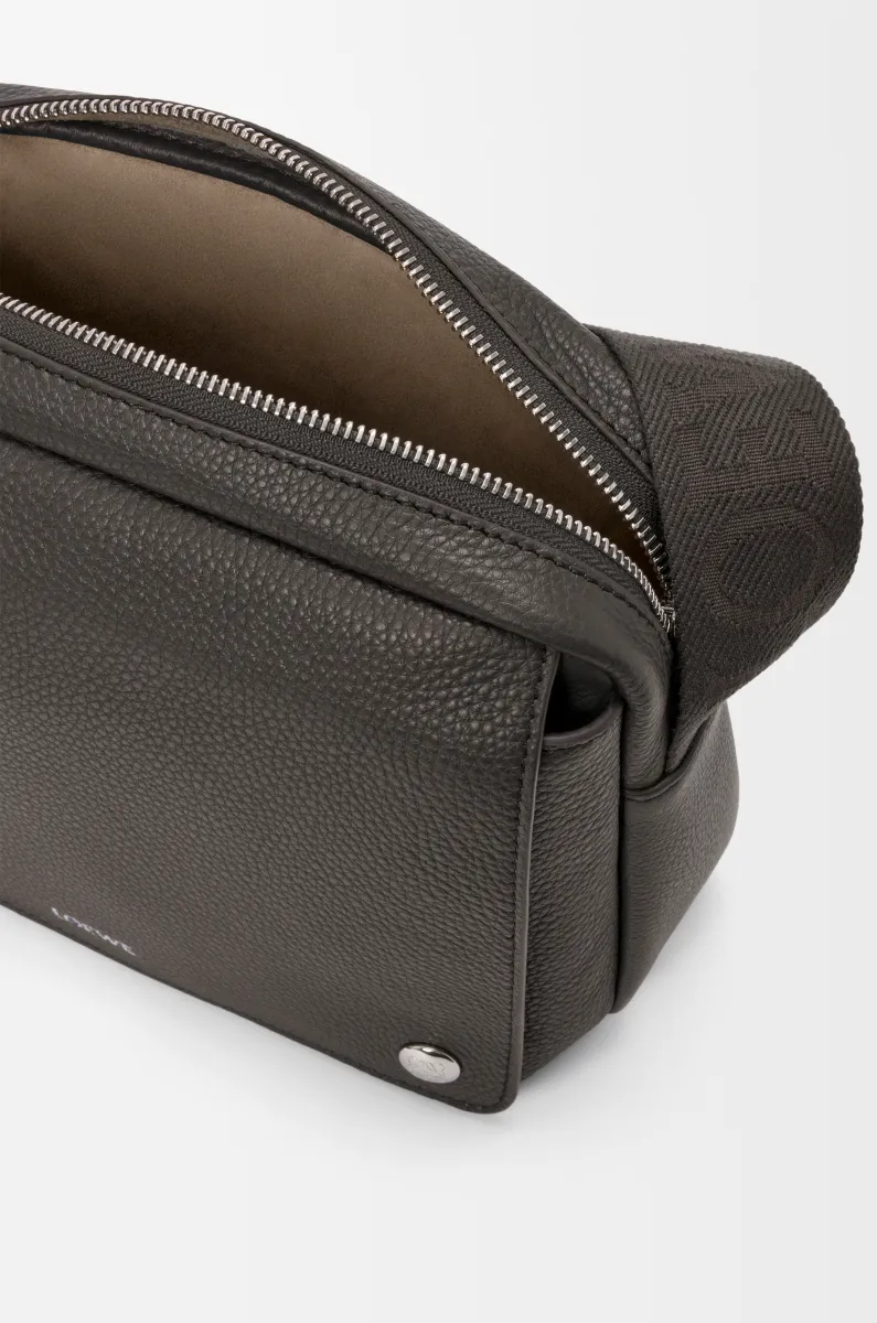 中号柔软粒面牛皮革 Pebble 邮差包