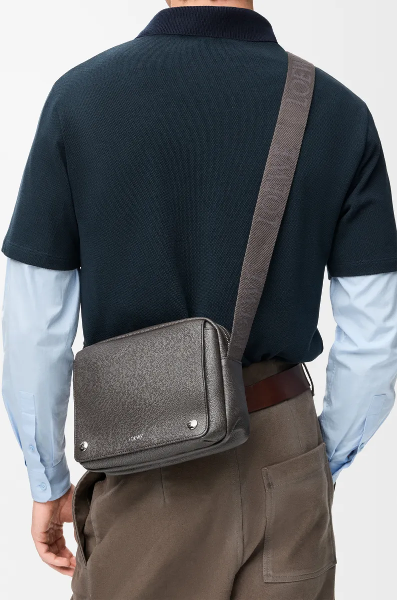 中号柔软粒面牛皮革 Pebble 邮差包