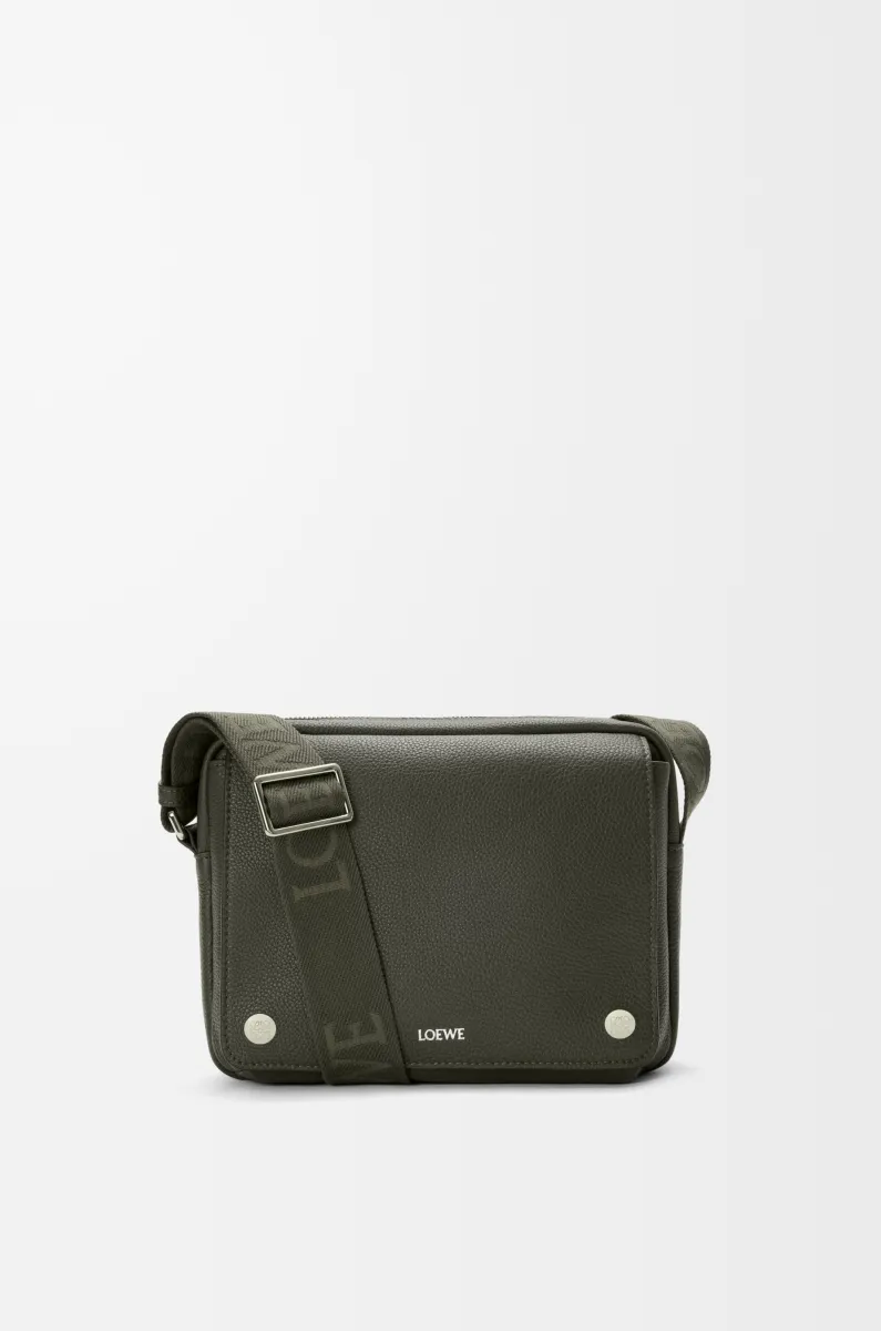 中号柔软粒面牛皮革 Pebble 邮差包