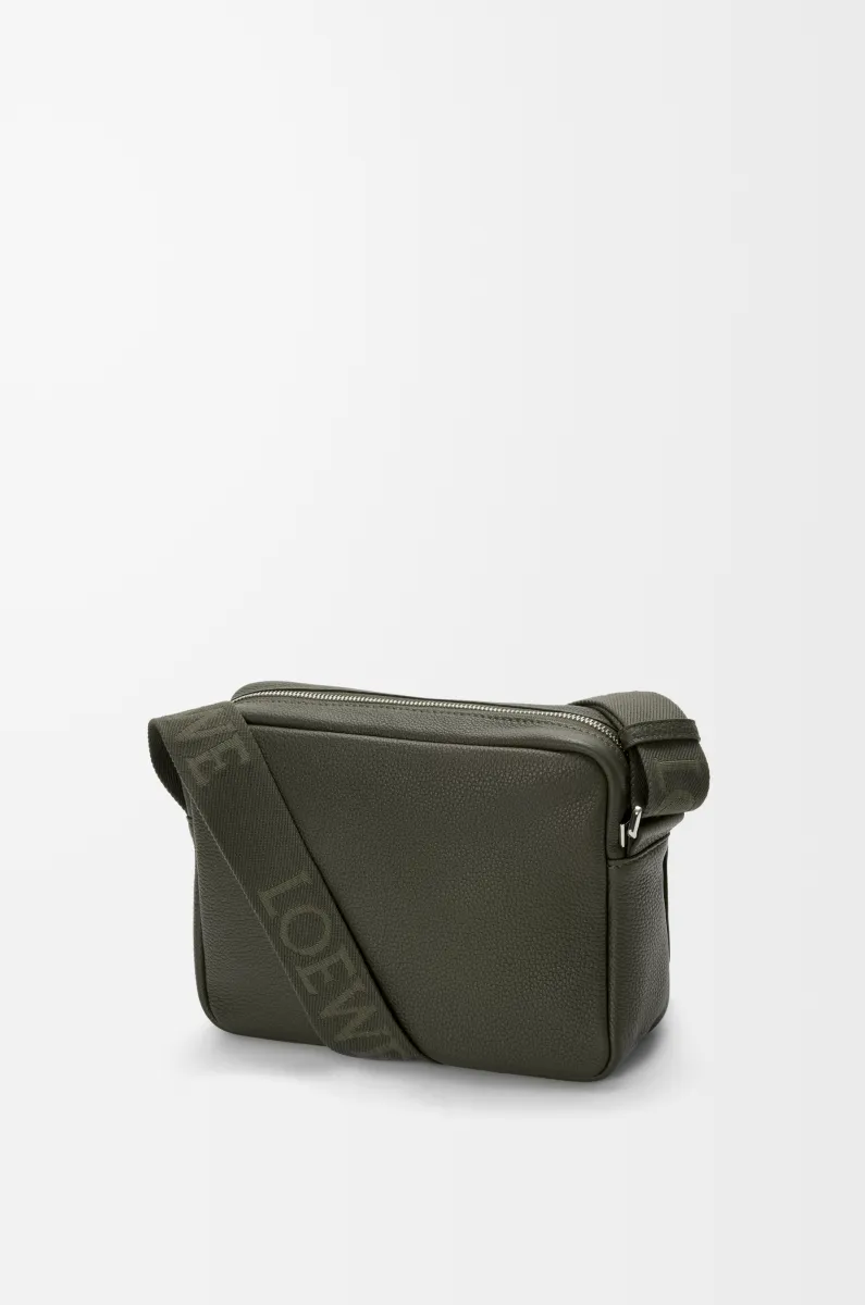 中号柔软粒面牛皮革 Pebble 邮差包