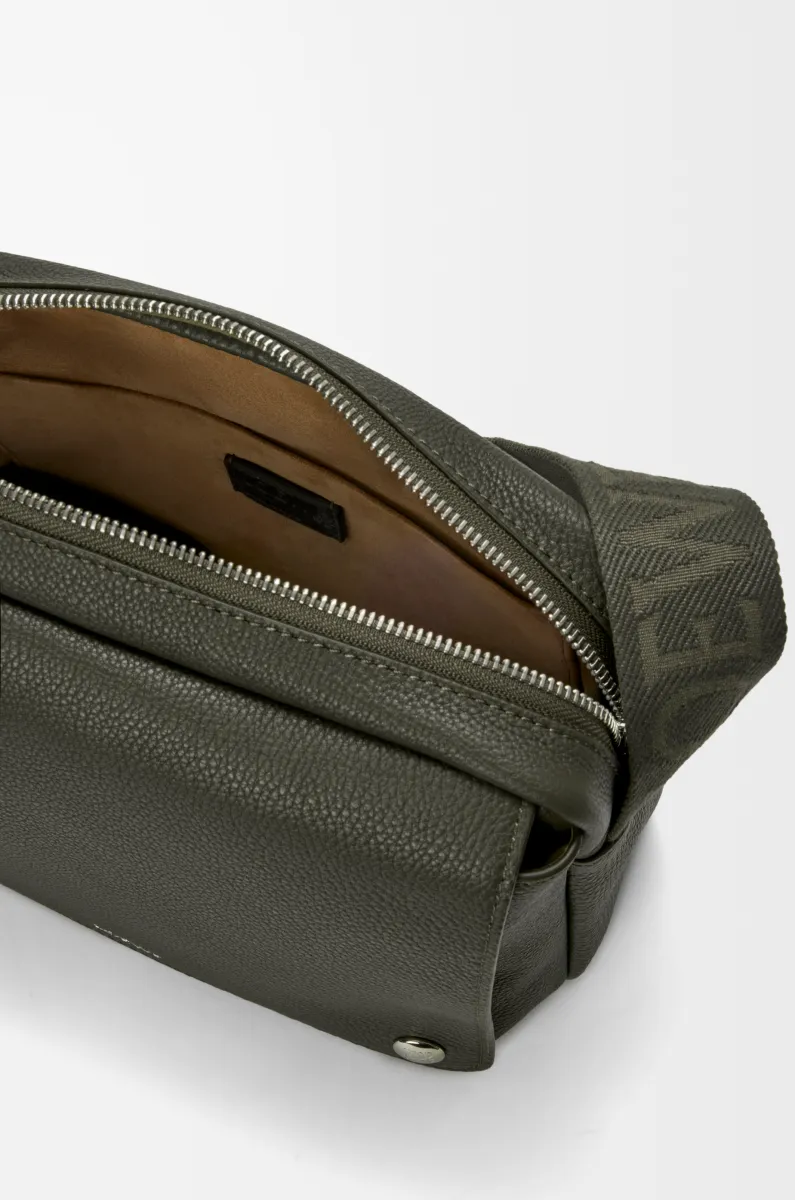 中号柔软粒面牛皮革 Pebble 邮差包