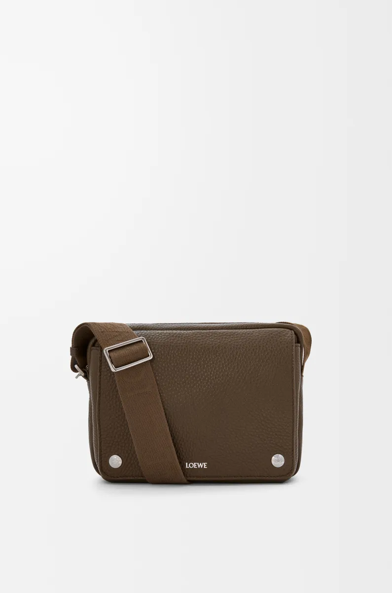 中号柔软粒面牛皮革 Pebble 邮差包